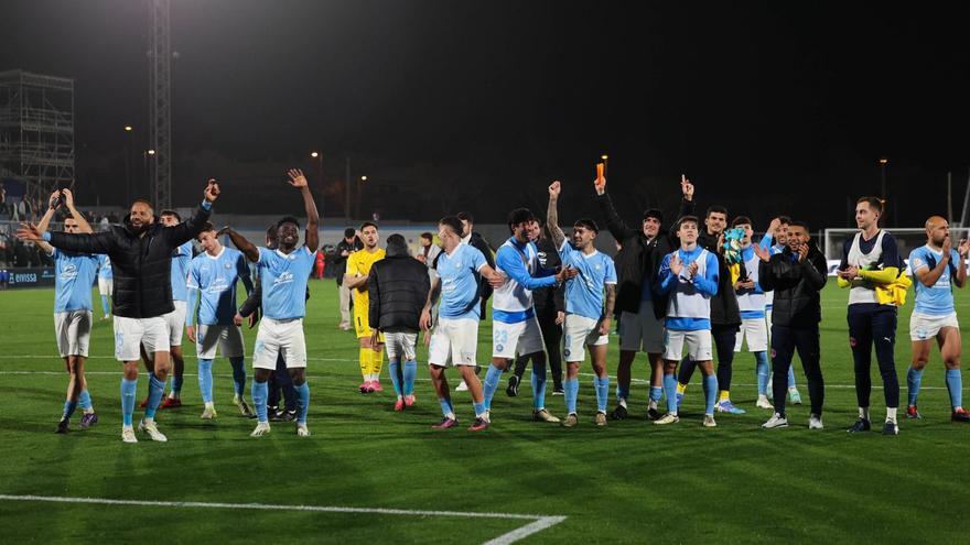 Los jugadores de la UD Ibiza celebran la victoria del pasado sábado ante el Yeclano. | MARCELO SASTRE