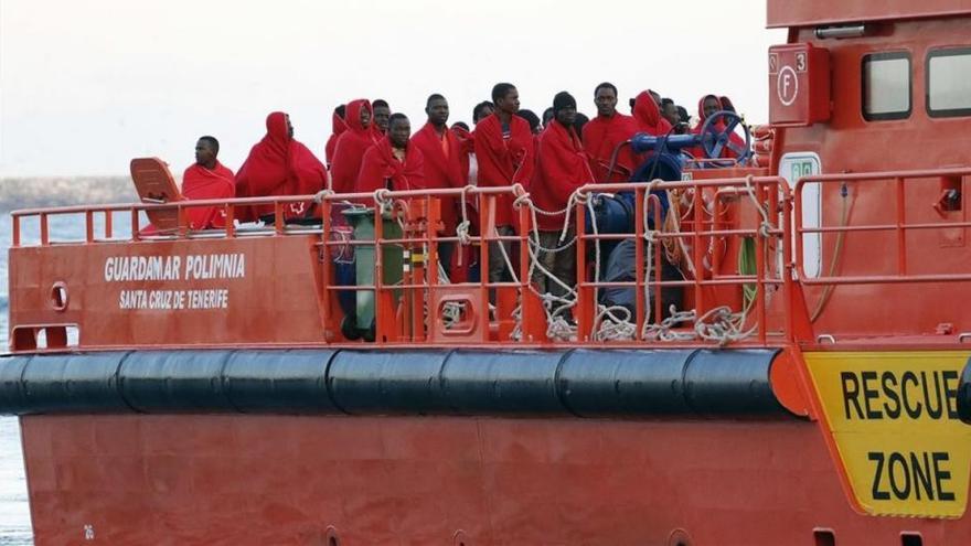 Rescatados 100 inmigrantes a bordo de dos pateras interceptadas en el mar de Alborán