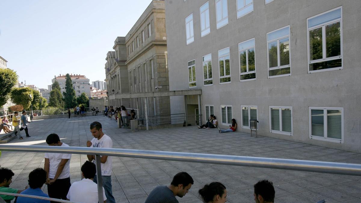 La Universidad renovará la cubierta del edificio anexo a Peritos, que acoge la biblioteca.