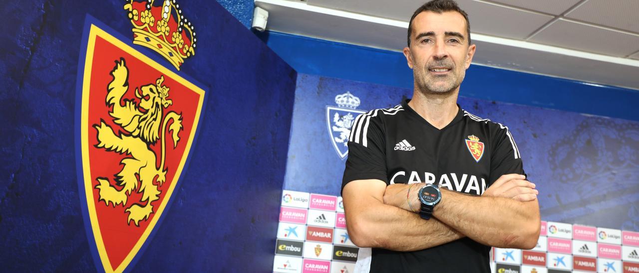 Juan Carlos Carcedo, técnico zaragocista, junto al escudo del club en la sala de prensa de La Romareda.