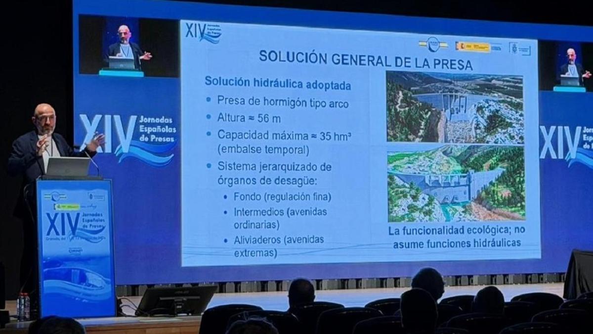 El Jefe de Servicio de Dirección Técnica de la CHJ, Emilio Carrilero, en una ponencia sobre la presa de Montsa.