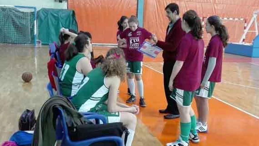 Manuel Yéboles da instrucciones a sus jugadoras durante un tiempo muerto.