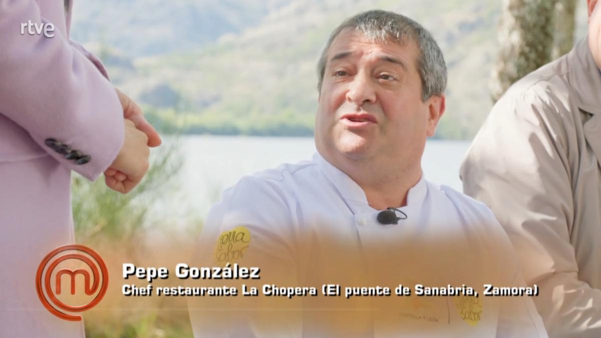 Pepe González, chef del hotel La Chopera en El Puente de Sanabria, durante el programa de Masterchef Junior grabado en Sanabria.