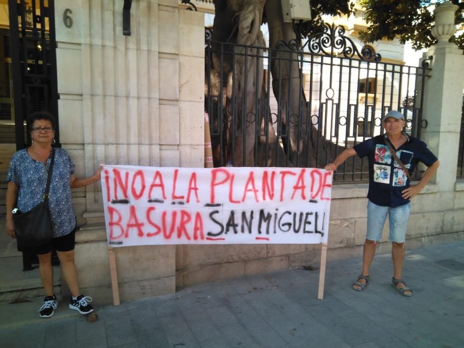 Protesta de vecinos de San Miguel contra el proyecto planta de tratamiento de basuras  presentado por OHL a las puertas de la Diputación, donde se celebraba la reunión del consorcio.