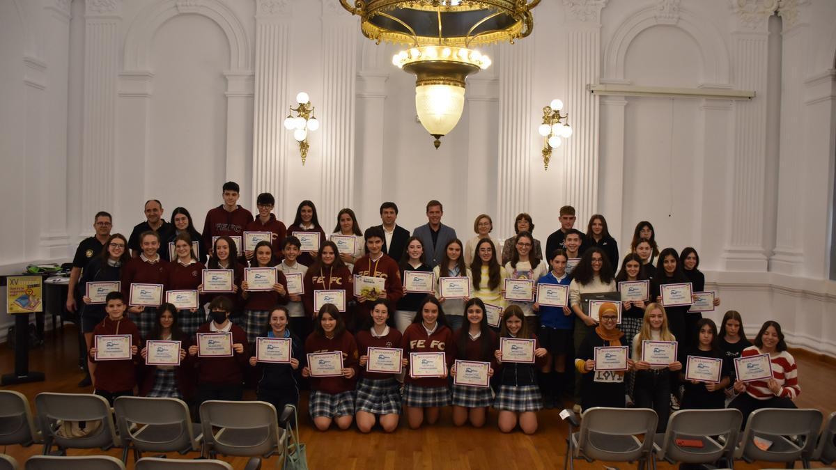 Los alumnos premiados con los diplomas, en el acto en la Casa de la Cultura.