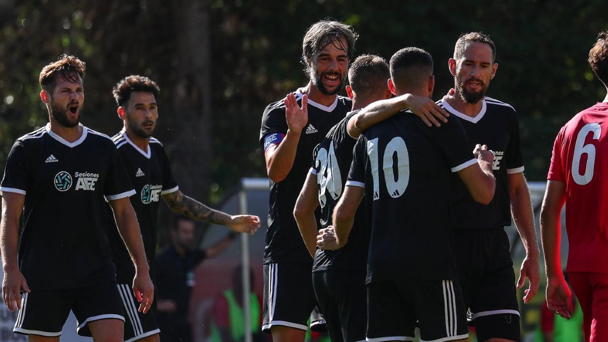 Jugadores de la Asociación de Futbolistas Españoles en la celebración de un gol