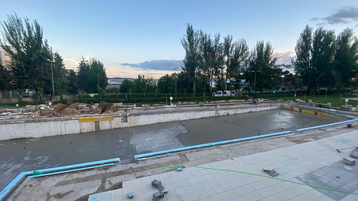 Obras en la piscina municipal de Requena.