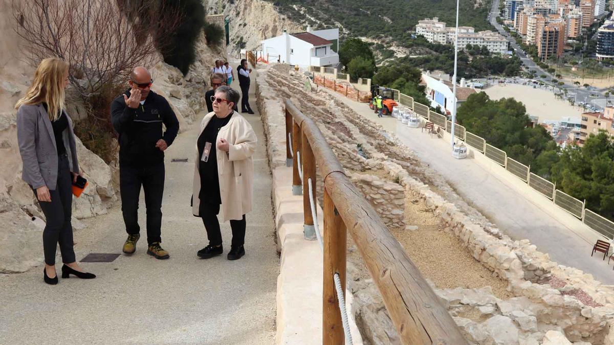 La edil de Patrimonio Histórico, junto a miembros del Consejo Vecinal, en la visita que han realizado este jueves al Tossal.