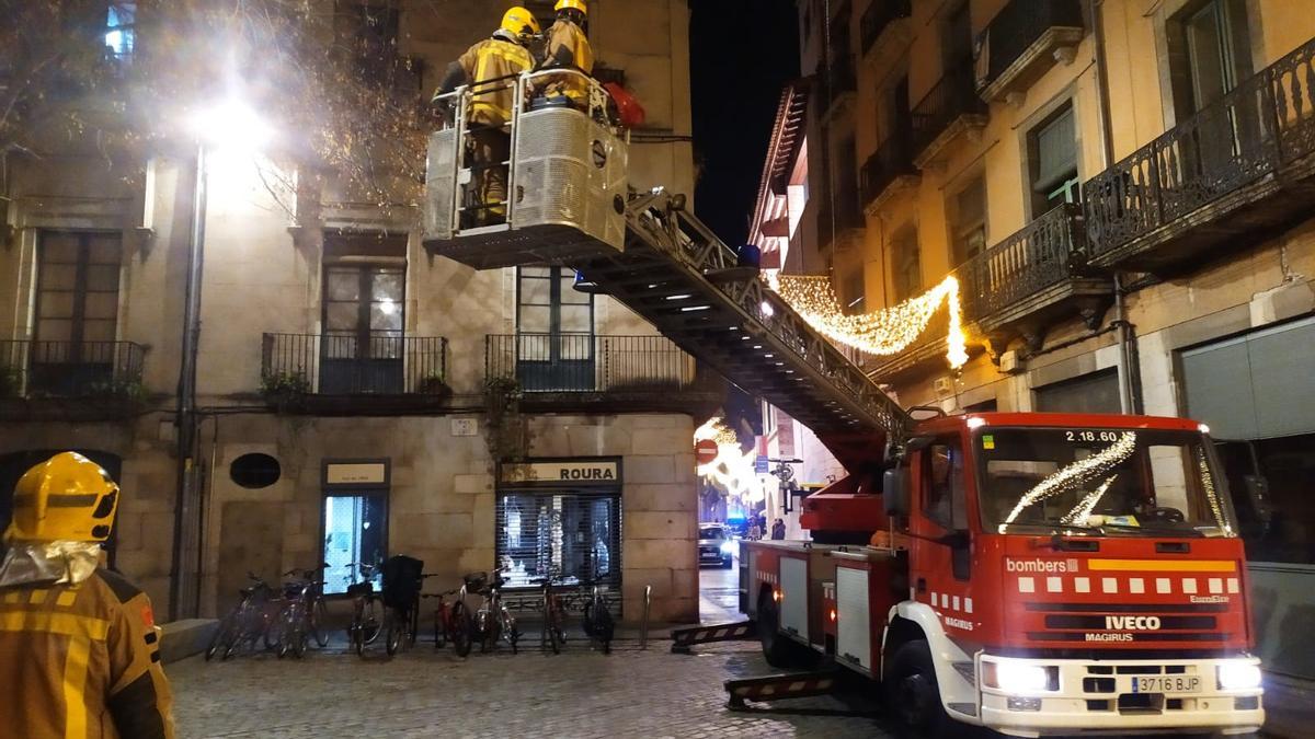 Un moment del rescat del colom a la plaça del Vi de Girona