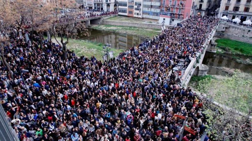 El Pont de Pedra i carrers adjacents s&#039;omplen a vessar en els concerts inaugurals de l&#039;Strenes.