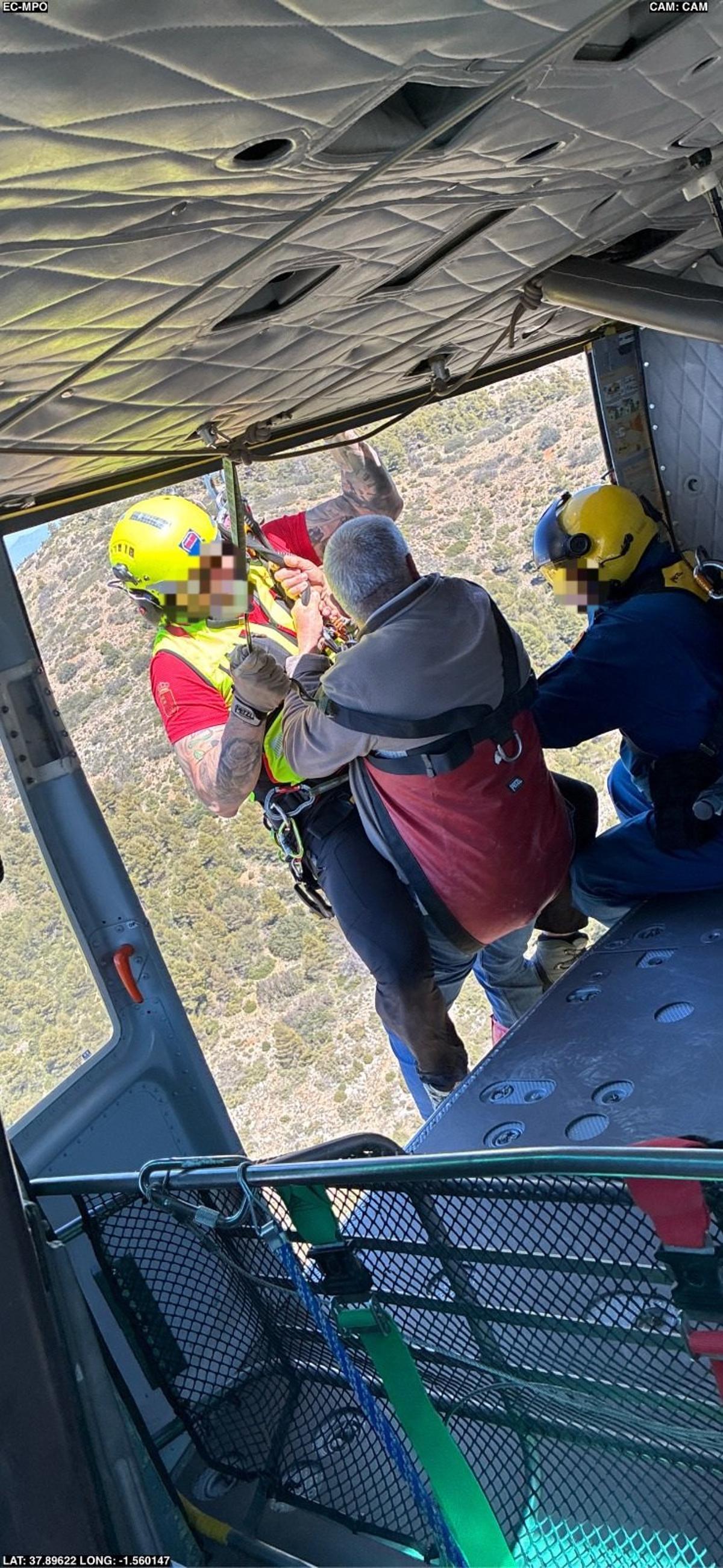 Los bomberos rescatan a un senderista accidentado en helicóptero