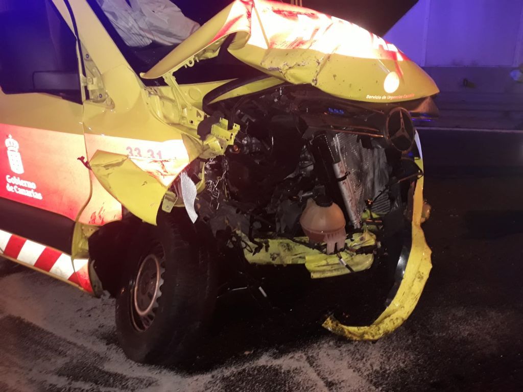 Accidente entre una ambulancia y dos coches en Las Palmas de Gran Canaria