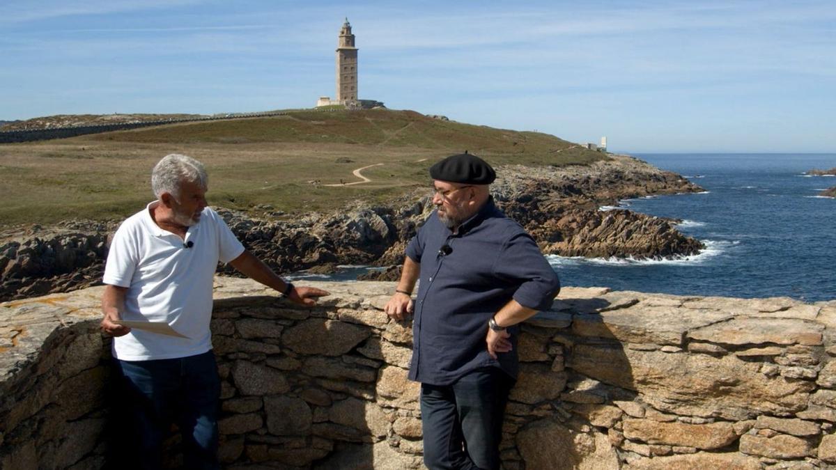 Antonio Caridad charla con X.H. Rivadulla Corcón ao pé da Torre de Hércules no programa de hoxe. |  // TVG