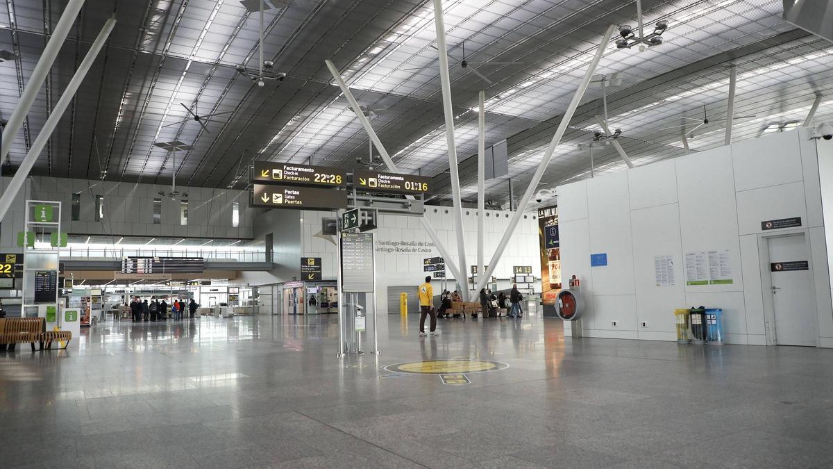 El aeropuerto de Santiago lleva meses perdiendo pasajeros por la suspensión de vuelos