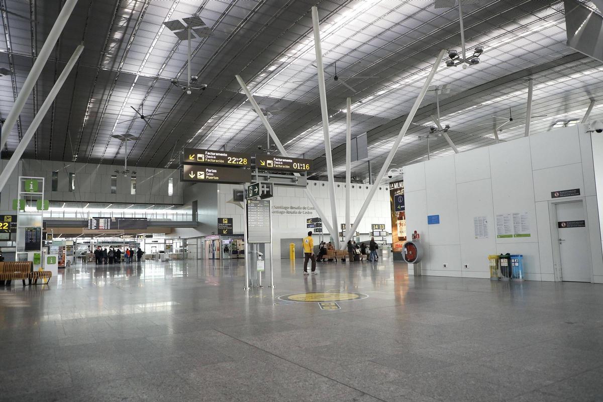 El aeropuerto de Santiago lleva meses perdiendo pasajeros por la suspensión de vuelos