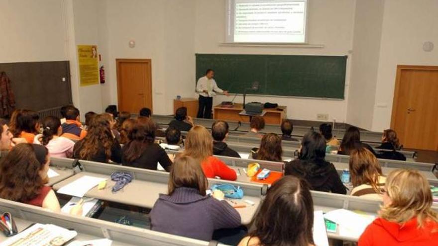 Alumnos en una clase de la facultad de Económicas de A Coruña. / fran martínez