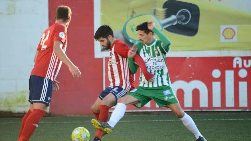 Un jugador del Alondras protege el balón ante la presión de un rival. // Gonzalo Núñez