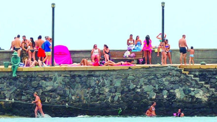 Aspecto de las zonas de baño de la playa de Arinaga durante la ola de calor que ha afectado a lo largo de este fin de semana a Gran Canaria.