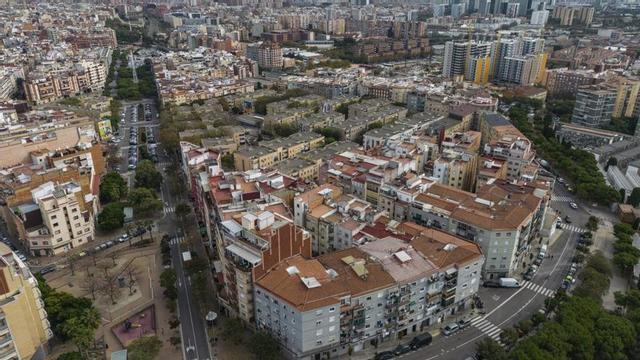 Vista aèria de l’Hospitalet de Llobregat, amb els barris de les Planes i la Florida al capdavant. | ZOWY VOETEN