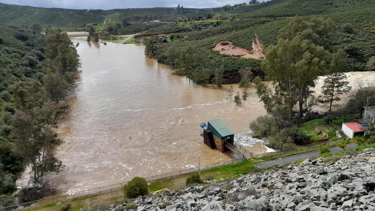 La Confederación Hidrográfica del Guadalquivir intensifica la vigilancia del embalse del Agrio, en Aznalcóllar (Sevilla)