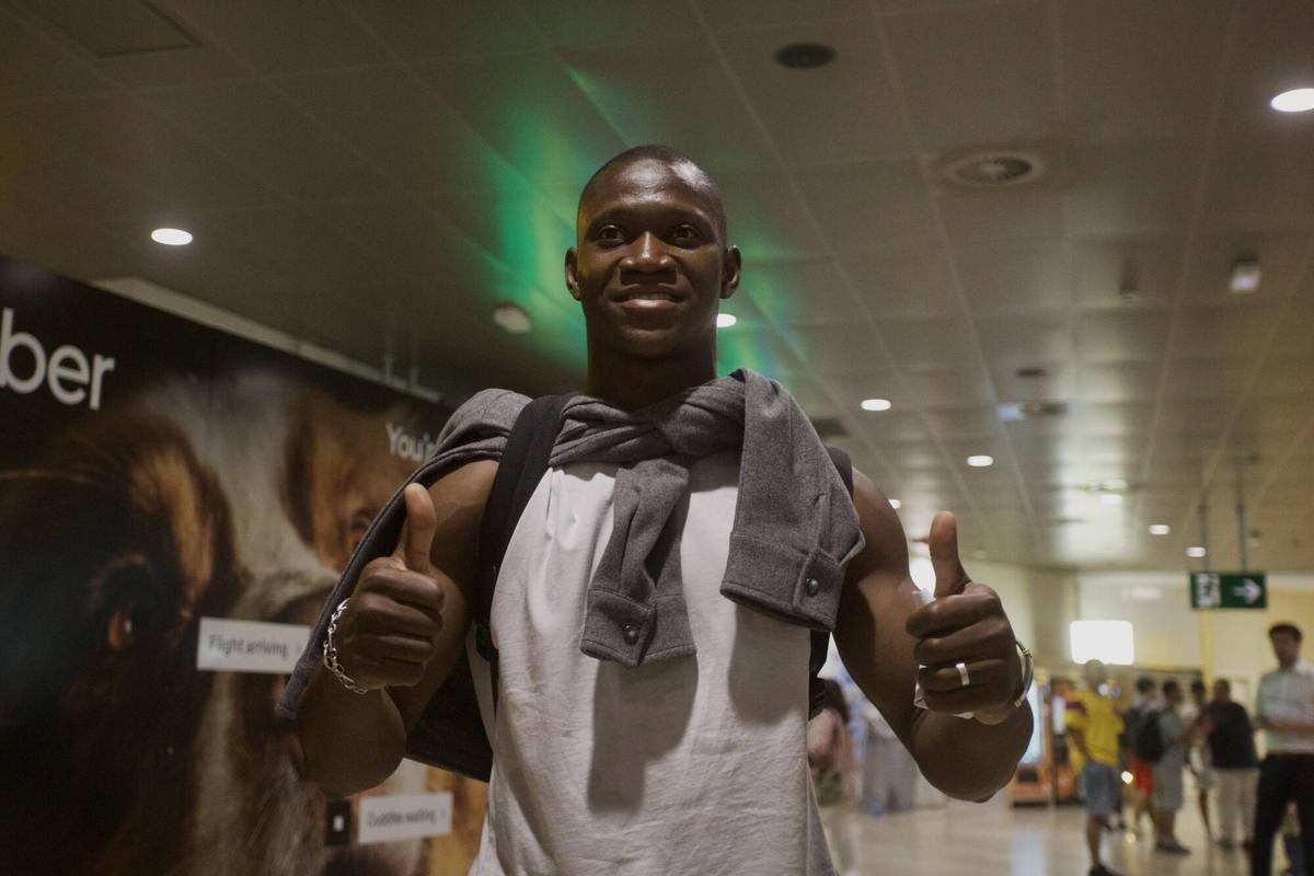 VALENCIA. DEPORTES. Aliou Dieng llega al aeropuerto de Valencia para empezar la pretemporada con el VCF. (FOTOS: LUCIA COMPANY)