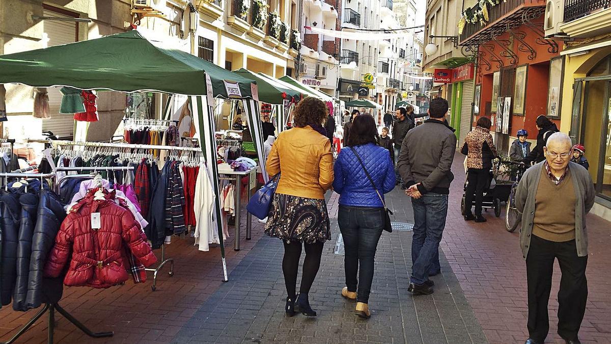 Una jornada de actividad comercial que tuvo lugar en la calle Major de Oliva. | LEVANTE-EMV