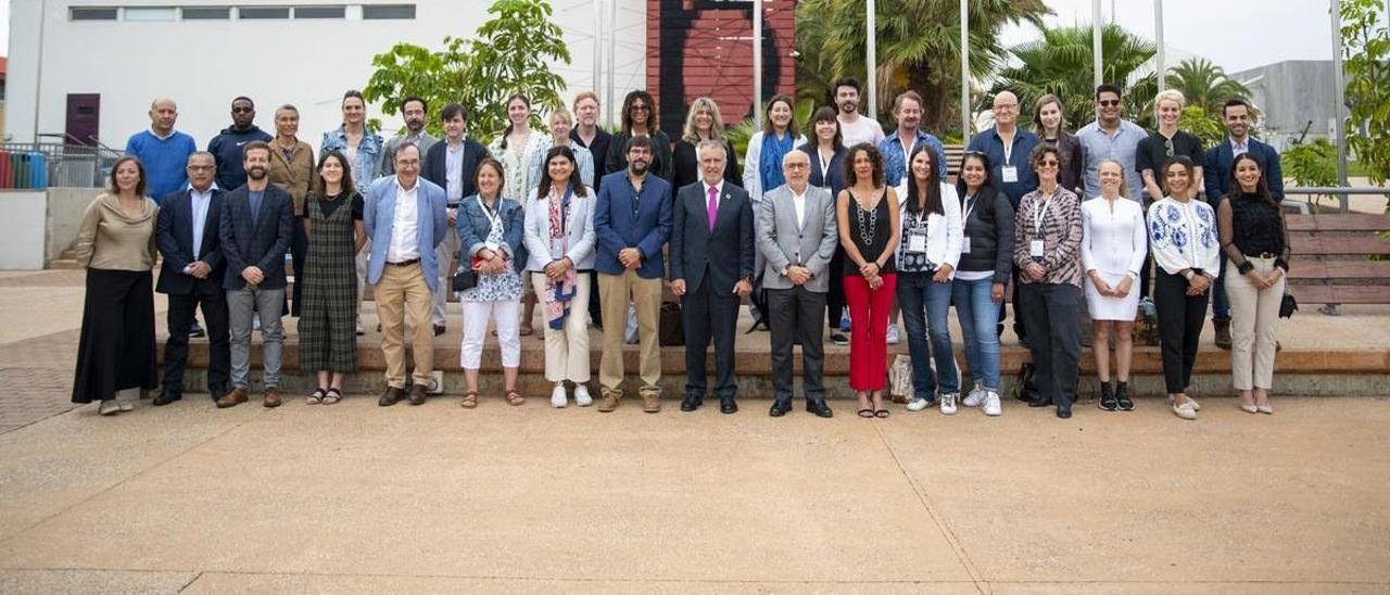 l presidente Ángel Víctor Torres (centro) con representantes de las principales productoras de cine de Estados Unidos, ayer, en Infecar en Las Palmas de Gran Canaria.