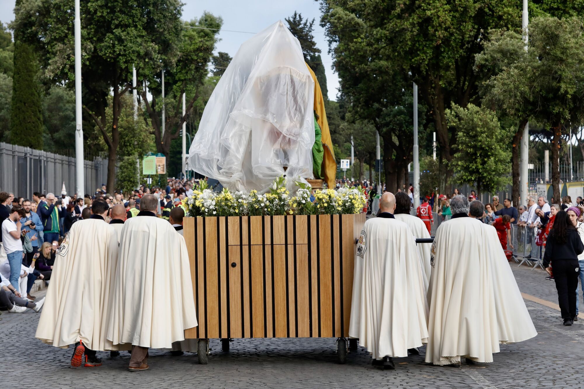Salida procesional de varias cofradías de León, Portugal, Francia e Italia, durante el Jubileo 2025 en Roma