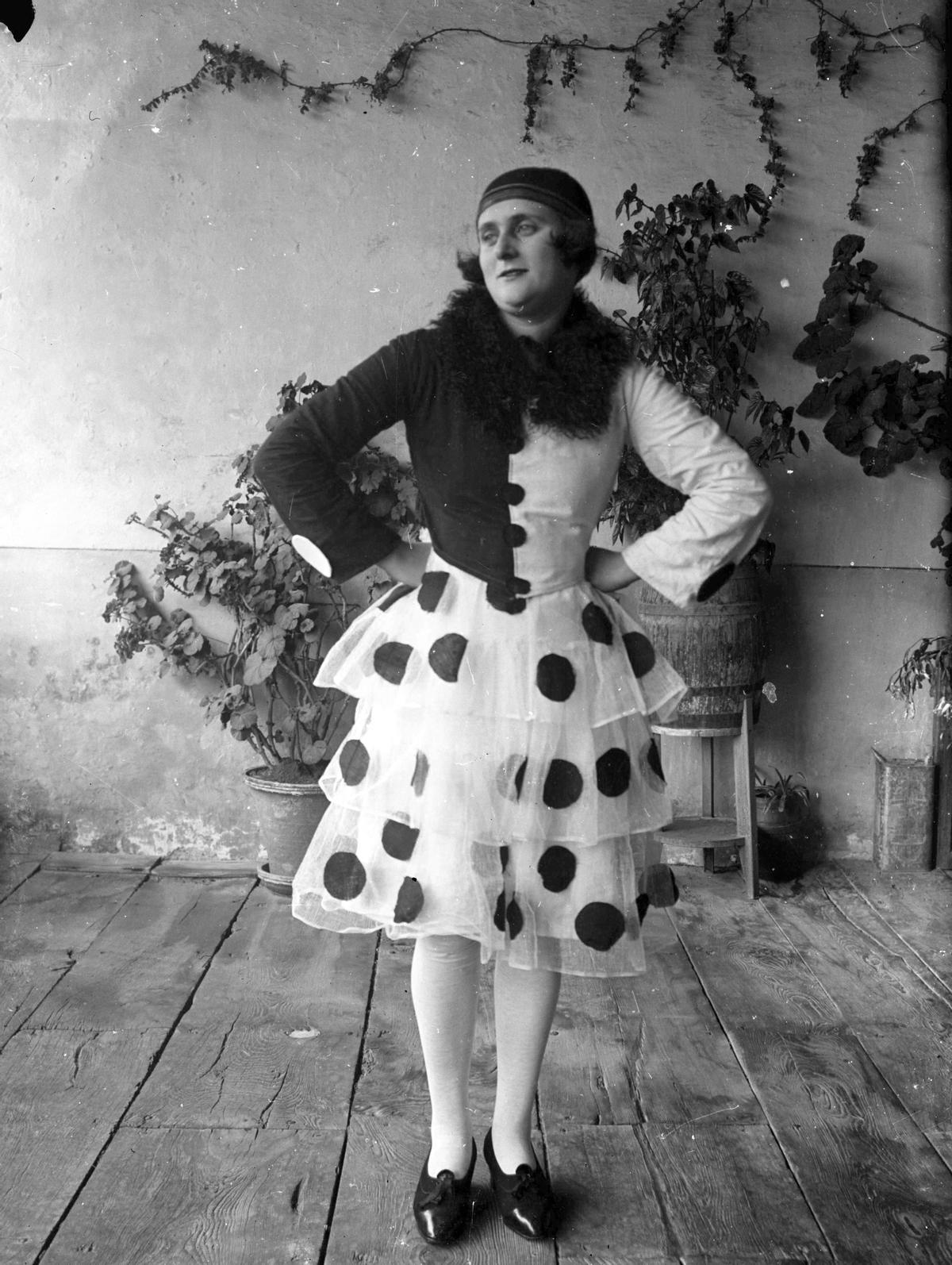 Joven disfrazada de Pierrot. Retrato realizado por Victorino Fuentes Arada. Año h. 1928. Muséu del Pueblu d'Asturies.