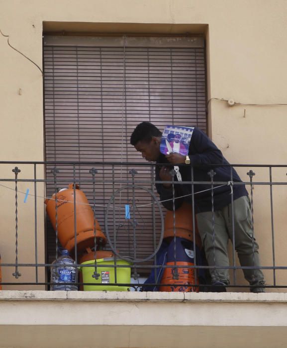 Un hombre se atrinchera armado en València