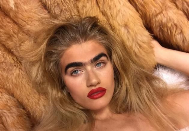 La modelo Sophia Hadjipanteli, impulsora del movimiento #unibrow, quiere cambiar los cánones de la belleza occidental.