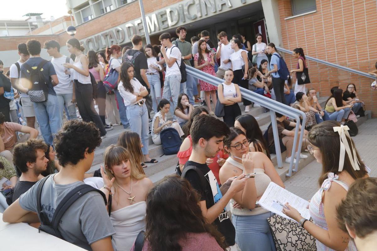 Estudiantes en la Facultad de Medicina y Enfermería.