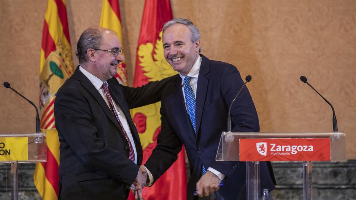 El presidente del Gobierno de Aragón, Javier Lambán, junto al alcalde de Zaragoza, Jorge Azcón.