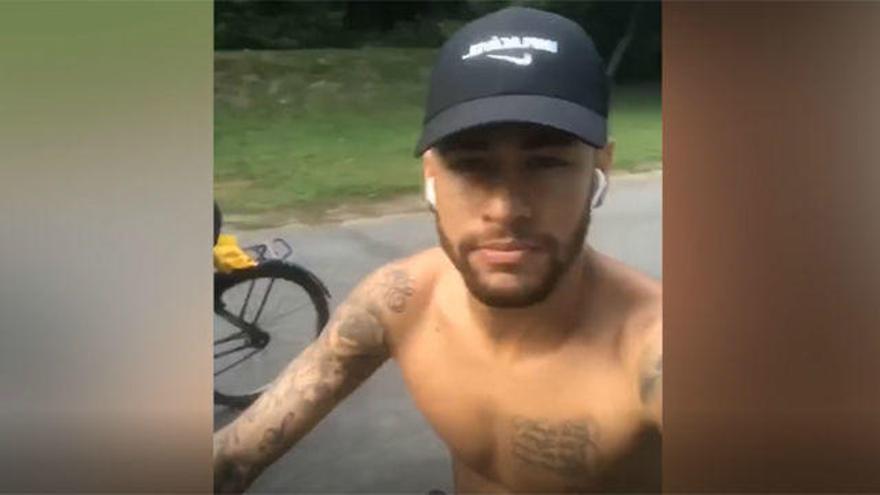 Captura del vídeo que Neymar compartió en las redes sociales de su paseo en bicicleta. // FdV