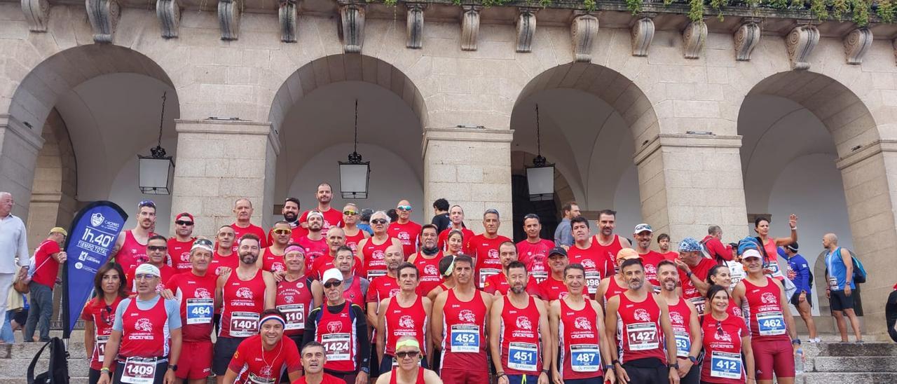 Atletas del Club Maratón Cáceres, ante el ayuntamiento.