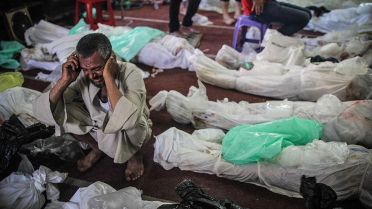 Un egipcio llora junto a un familiar fallecido, este jueves en un depósito de cadáveres de El Cairo. EFE