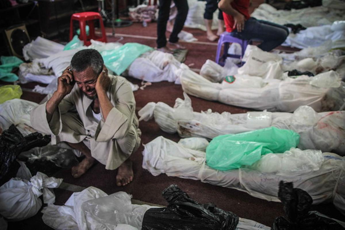 Un egipci plora al costat d’un familiar mort, aquest dijous en un dipòsit de cadàvers del Caire.