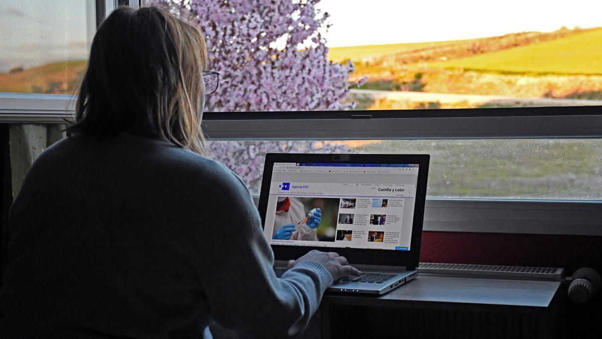 Una mujer teletrabajando.