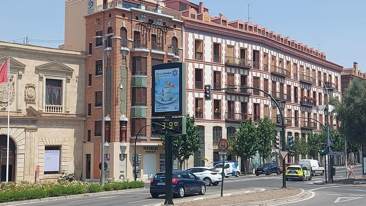 Termómetro con altas temperaturas en el centro de Murcia