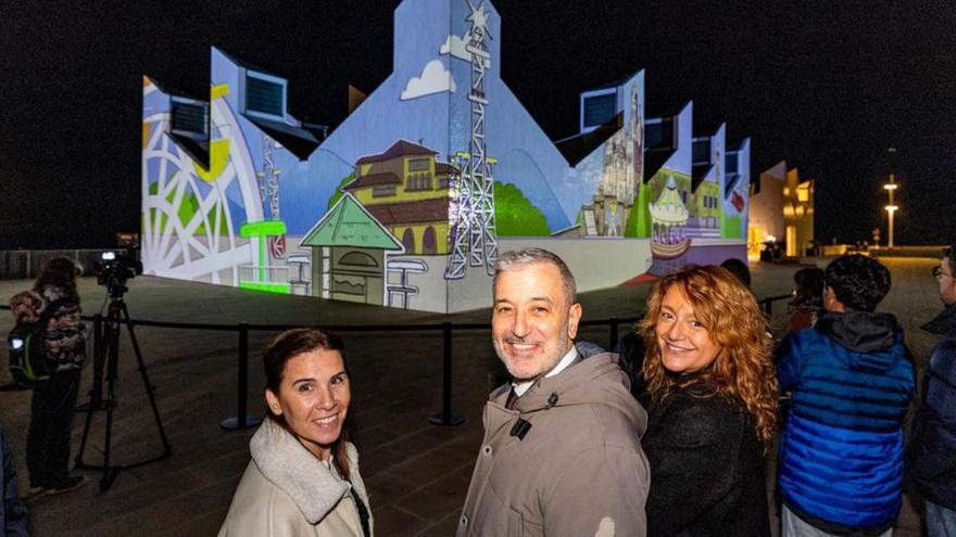 Marta Labata (BSM), l’alcalde Jaume Collboni i la tinenta d’alcalde Laia Bonet, davant el nou màping del Port Olimpic. | EL PERIÓDICO