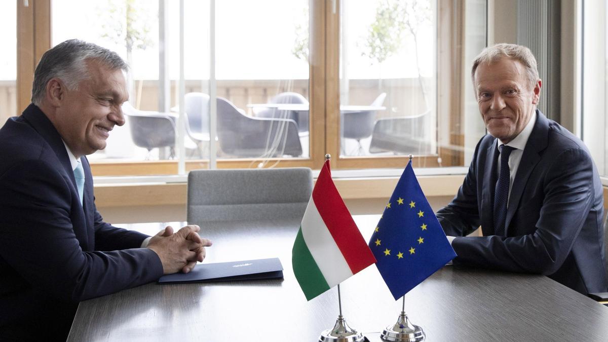 El primer ministro de Hungría, Viktor Orbán, y el de Polonia, Donald Tusk, en junio de 2019, cuando el segundo era presidente del Consejo Europeo.