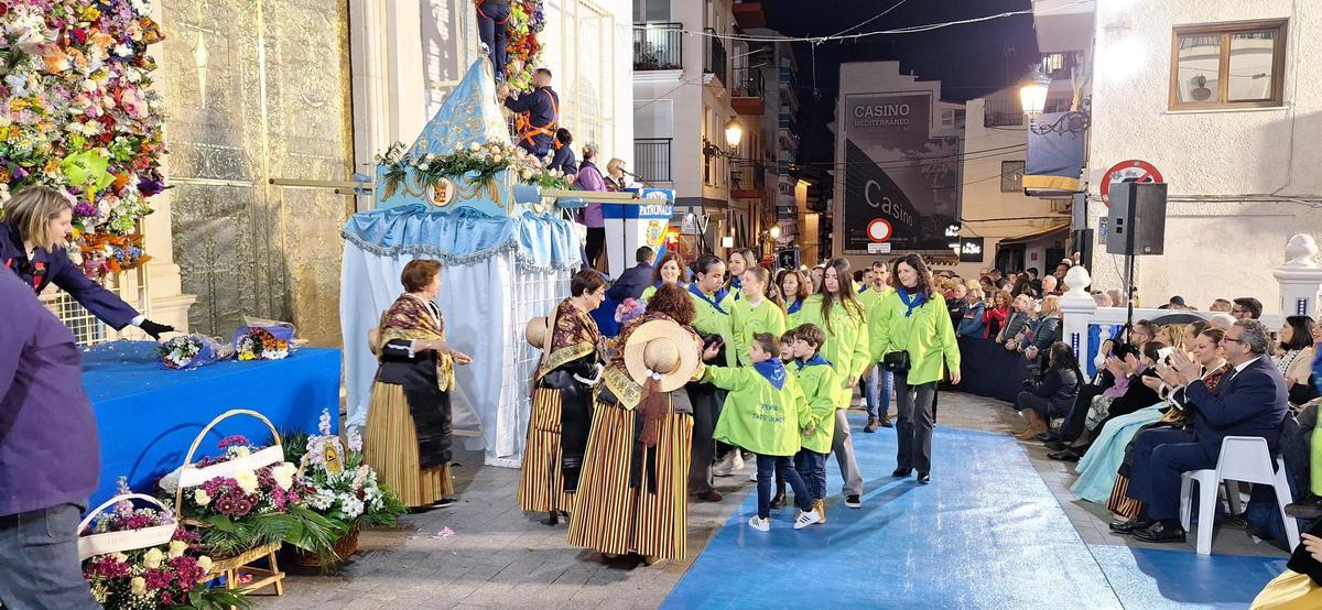 Una peña entrega los ramos de flores en la Ofrenda de Benidorm dedicada a la patrona, la Virgen del Sufragio