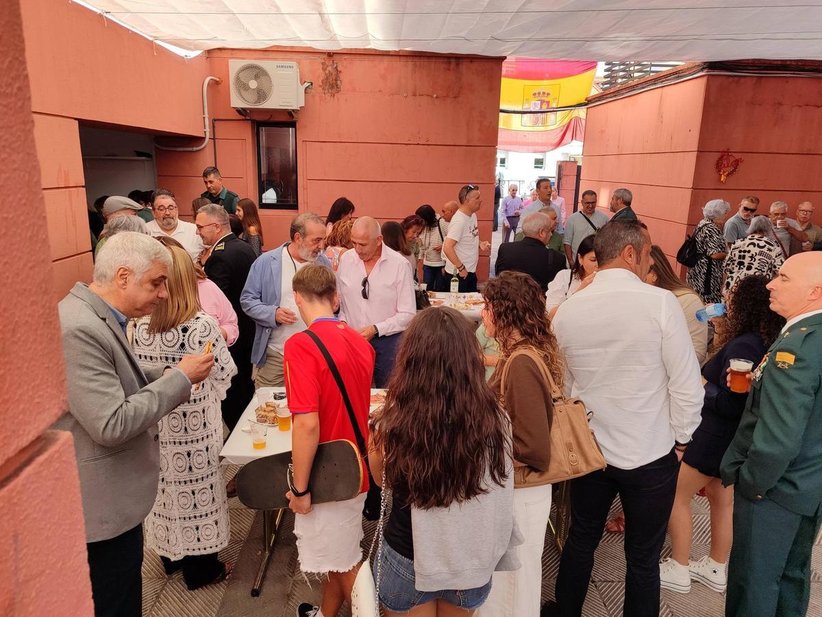 Los asistentes a la celebración llenaron el cuartel.