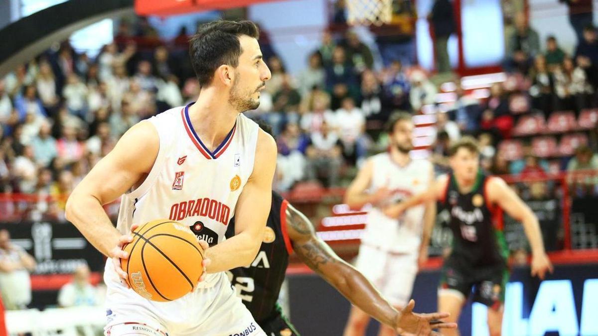 Léo Westermann maneja el balón ante Grupo Alega Cantabria.