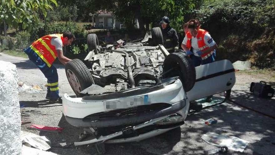 El herido fue rescatado del vehículo. // FdV