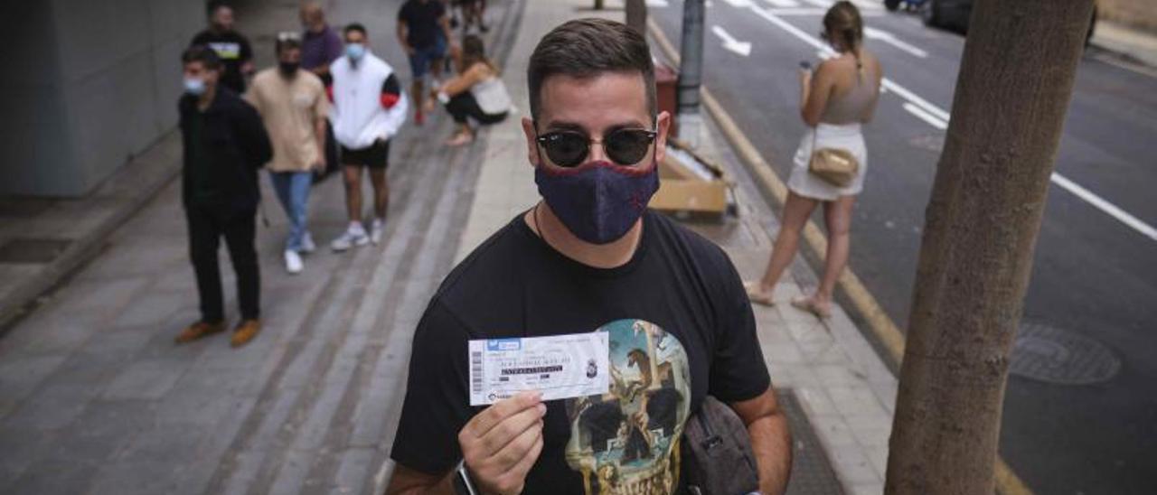 Colas para las entradas del derbi entre la UD Las Palmas y CD Tenerife