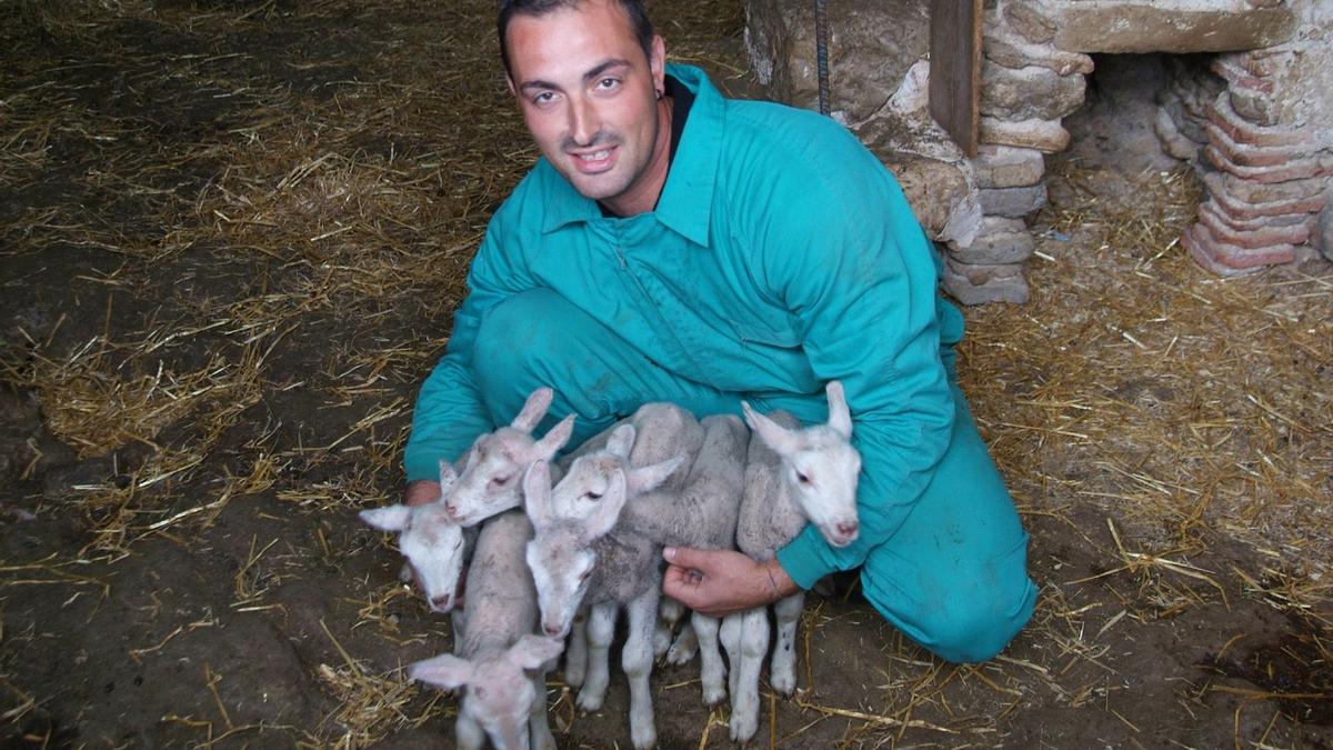 El veterinario, junto a los seis corderos, en abril del 2012.