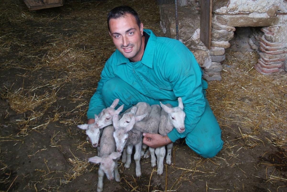 El veterinario, junto a los seis corderos.