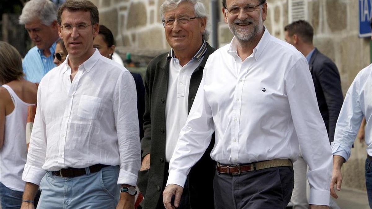 El presidente del PP y del Gobierno en funciones, Mariano Rajoy, junto a Alberto Núñez Feijoo en un acto en Pontevedra