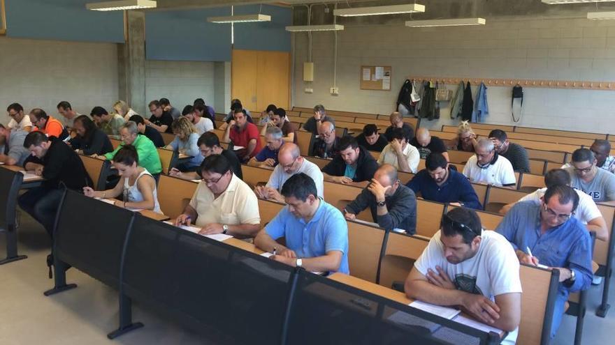 Algunos de los aspirantes, durante el examen.